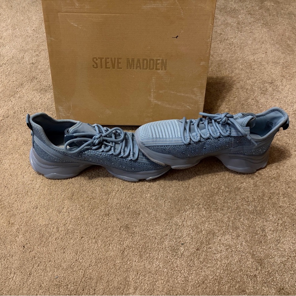 Steve Madden Women’s Light bule Knit Athletic Sneakers